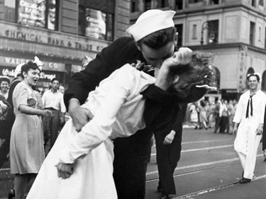 Feeling at home art print of Jorgensen Victor's "Kissing the War Goodbye" in Times Square, featuring a nostalgic 1945 figurative canvas scene.